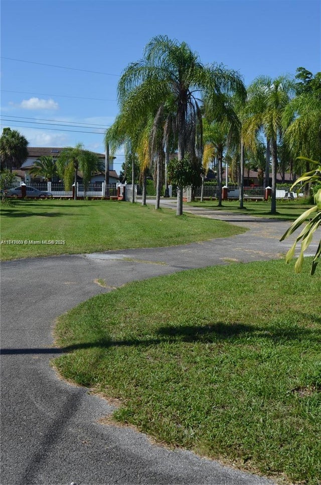 4 of 16 - 8550 Miller Dr, Miami, FL