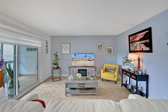 5 of 75 - 5300 Washington St I203, Hollywood, FL