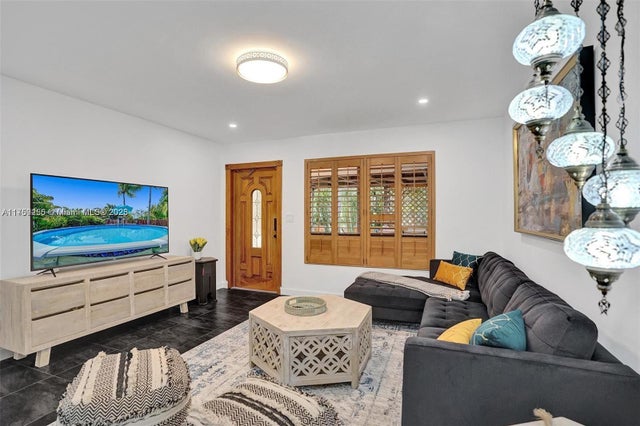 4 of 26 - 110 Sw 5th St, Hallandale Beach, FL