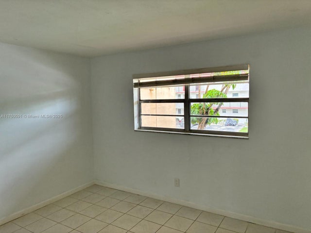 5 of 8 - 1450 Ne 191st St 205, Miami, FL
