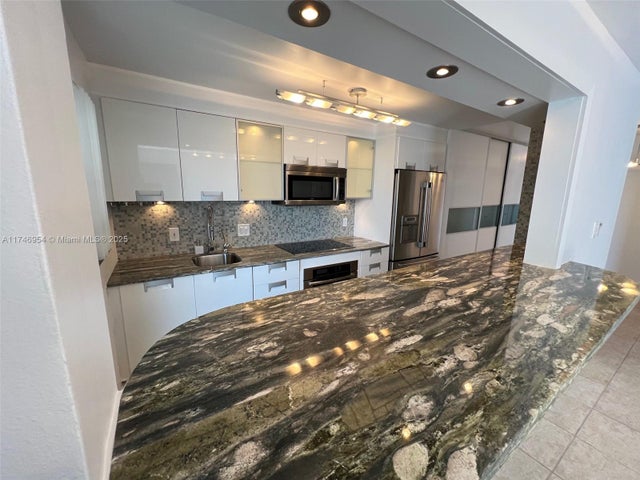 4 of 21 - 1340 Lincoln Rd 705, Miami Beach, FL