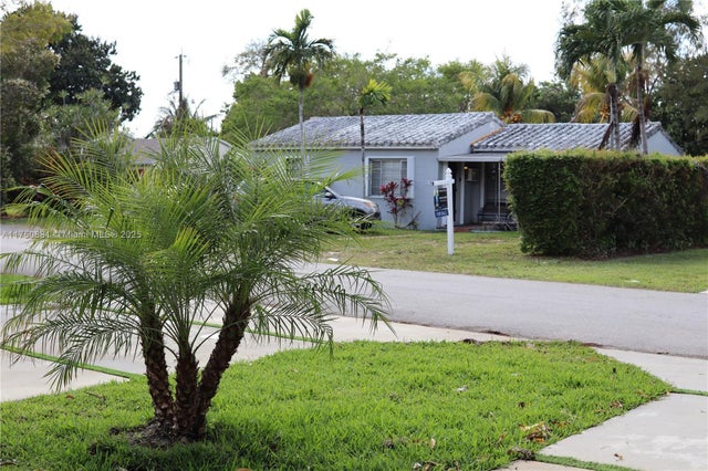 5 of 25 - 10845 Peachtree Dr, Miami, FL