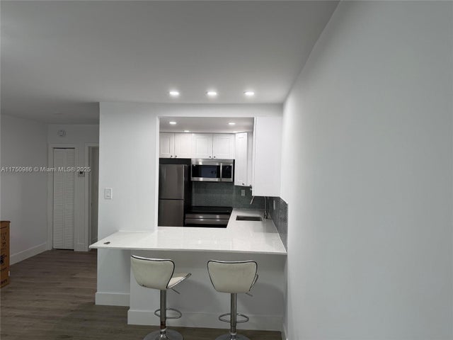 1 of 14 - 926 Michigan Ave 12, Miami Beach, FL