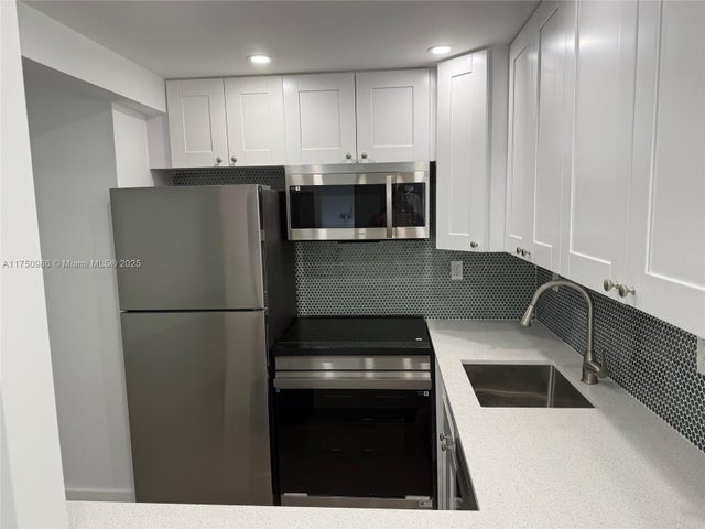 3 of 14 - 926 Michigan Ave 12, Miami Beach, FL