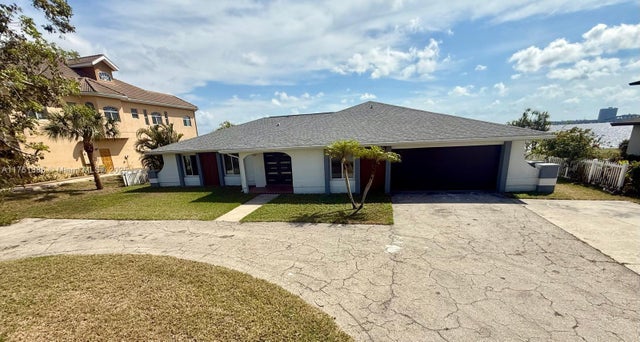 1 of 46 - 111 E North Shore Ave, Fort Myers, FL