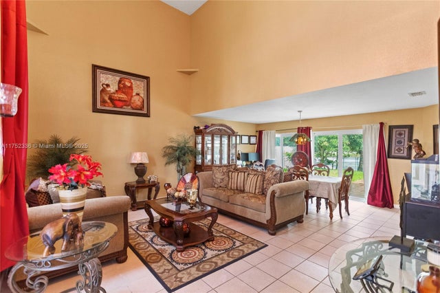 5 of 30 - 1071 Sw 101st Ter, Pembroke Pines, FL