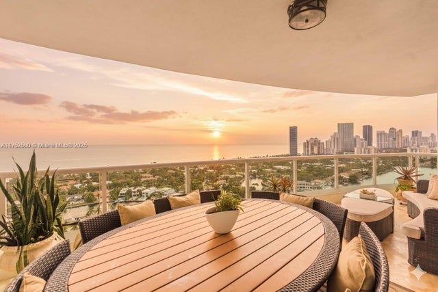 1 of 43 - 20201 E Country Club Dr 2708, Aventura, FL