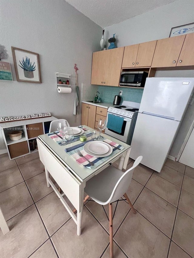 2 of 11 - 3700 Collins Ave S-202, Miami Beach, FL