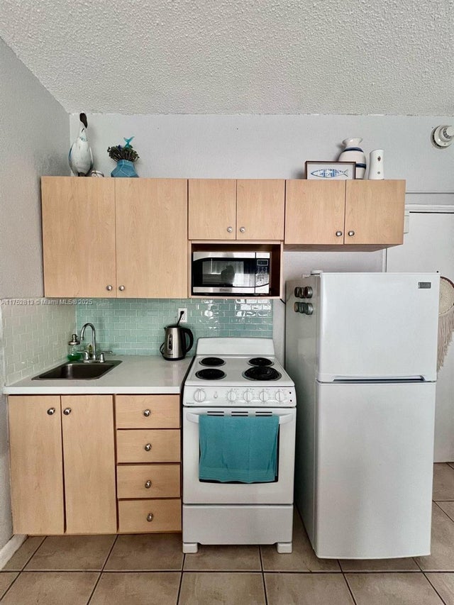 3 of 11 - 3700 Collins Ave S-202, Miami Beach, FL