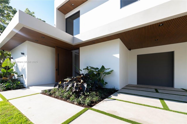 3 of 27 - 215 Shore Dr S, Miami, FL