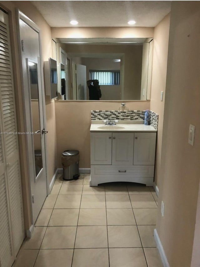 5 of 9 - 6580 W Flagler St 202, Miami, FL