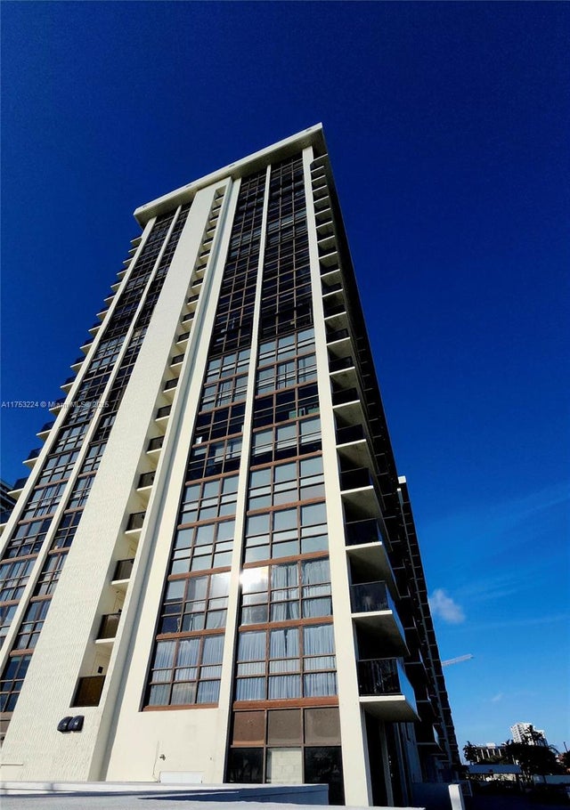 1 of 21 - 600 Ne 36th St 218, Miami, FL