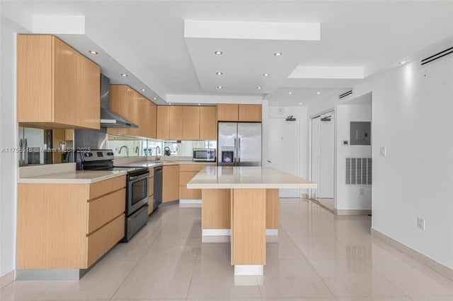 4 of 12 - 401 Ocean Dr 1011, Miami Beach, FL