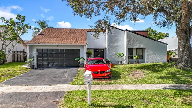 1 of 76 - 7420 Nw 35th Ct, Lauderhill, FL