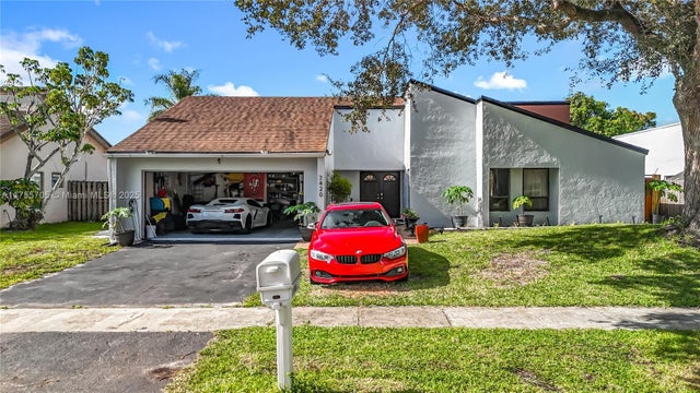 2 of 76 - 7420 Nw 35th Ct, Lauderhill, FL