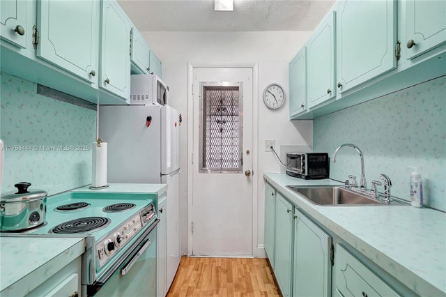 5 of 28 - 17001 Ne 13th Ave 308, Miami, FL