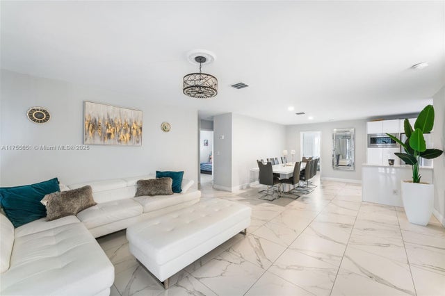 4 of 20 - 2751 Nw 26th Ave, Oakland Park, FL