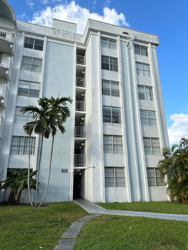 4 of 27 - 492 Nw 165th St Rd C-211, Miami, FL