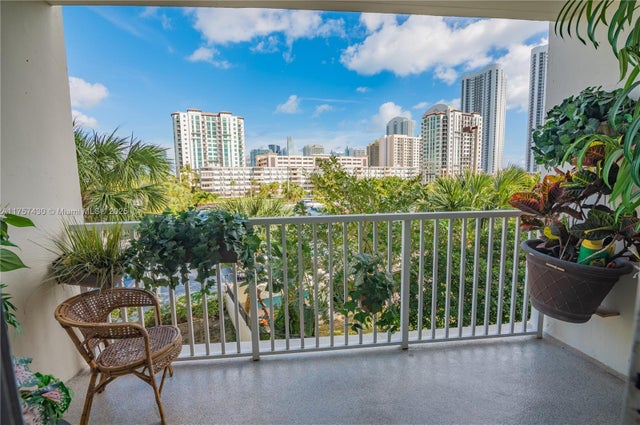 5 of 14 - 300 Bayview Dr 211, Sunny Isles Beach, FL