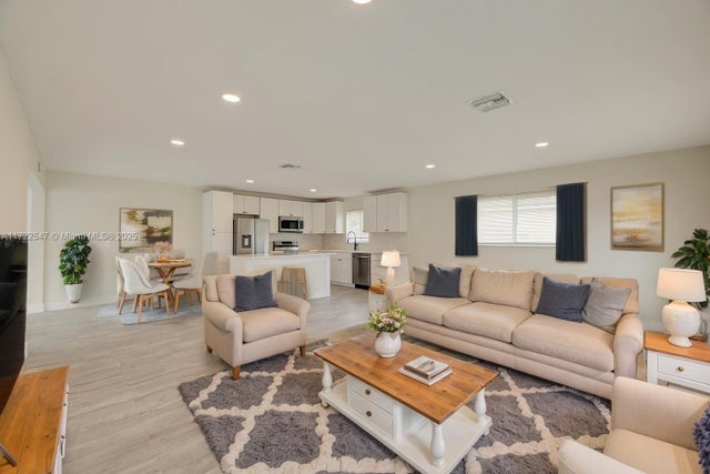 4 of 22 - 610 N 31st Ct, Hollywood, FL