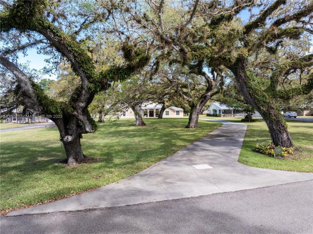 1 of 35 - 1132 Riverbend Dr, La Belle, FL