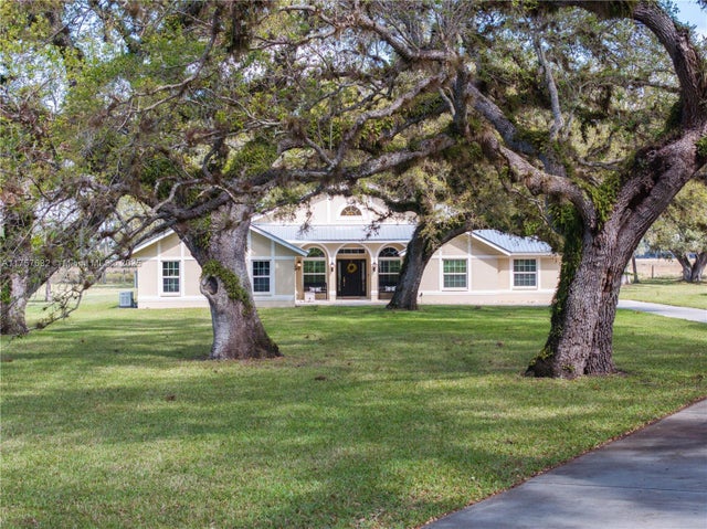 2 of 35 - 1132 Riverbend Dr, La Belle, FL