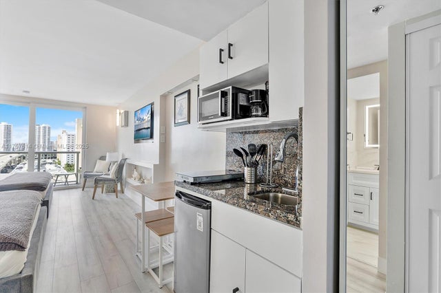 4 of 24 - 19201 Collins Ave 938, Sunny Isles Beach, FL