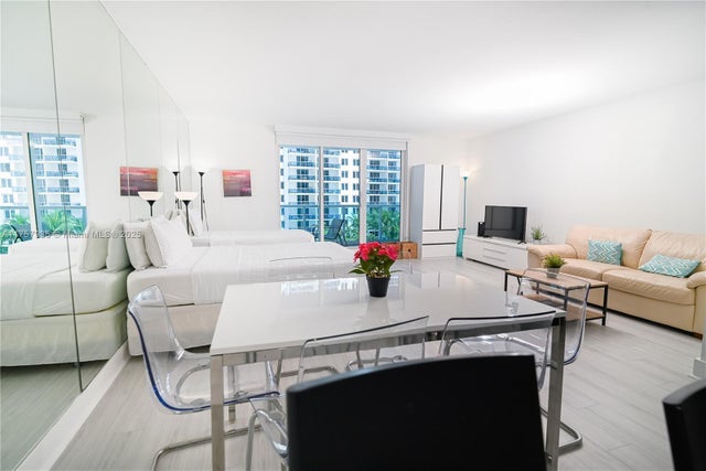 4 of 45 - 2301 Collins Ave 921, Miami Beach, FL