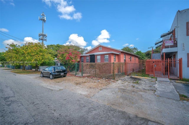 2 of 4 - 2025 Nw 6th Pl, Miami, FL