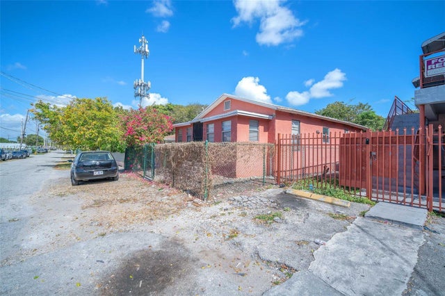 3 of 4 - 2025 Nw 6th Pl, Miami, FL