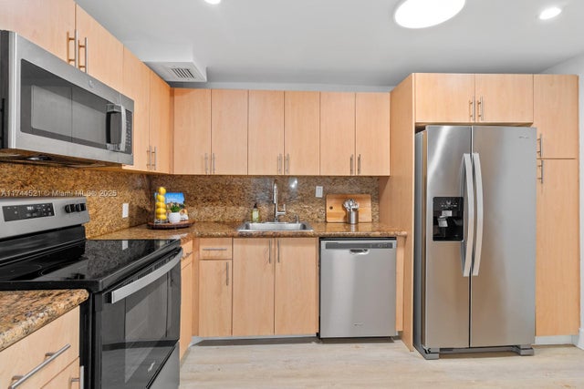 4 of 25 - 100 Bayview Dr 1024, Sunny Isles Beach, FL