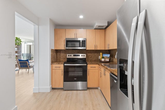 5 of 25 - 100 Bayview Dr 1024, Sunny Isles Beach, FL