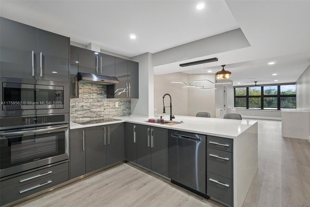 4132 S Carambola Cir S F406, Coconut Creek