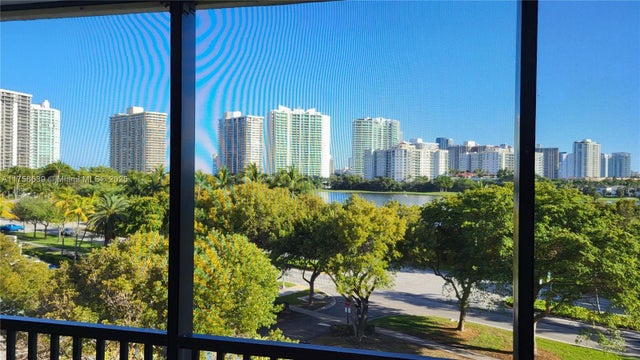 2 of 34 - 3475 N Country Club Dr 610, Aventura, FL