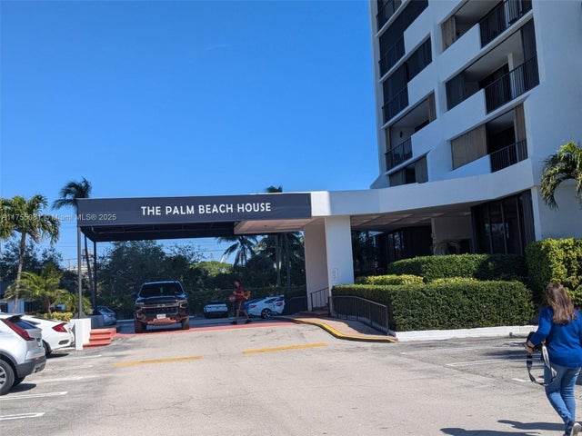 2 of 42 - 5600 N Flagler Dr 304, West Palm Beach, FL