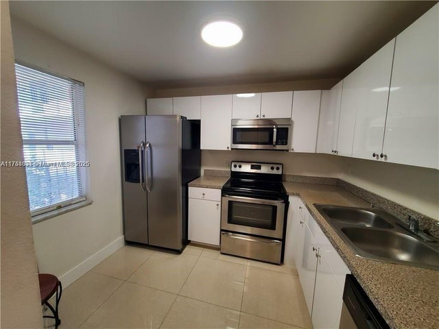 4 of 10 - 2821 Somerset Dr 209, Lauderdale Lakes, FL