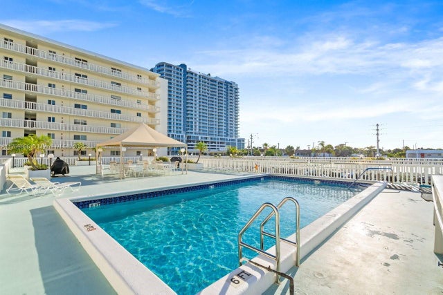5 of 52 - 301 Lake Shore Dr 106, Lake Park, FL
