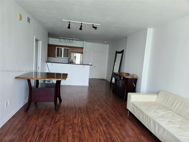 3 of 8 - 325 S Biscayne Blvd 415, Miami, FL