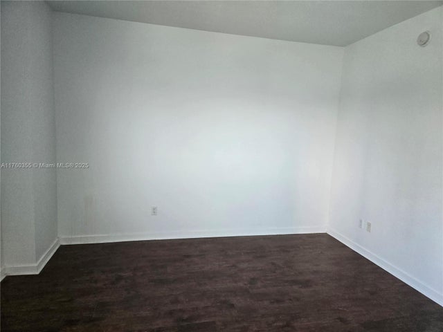 4 of 8 - 325 S Biscayne Blvd 415, Miami, FL