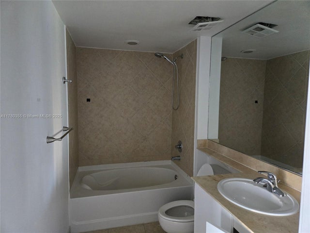 5 of 8 - 325 S Biscayne Blvd 415, Miami, FL