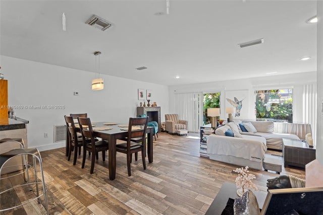 4 of 32 - 20025 Ne 6th Ct Cir, Miami, FL