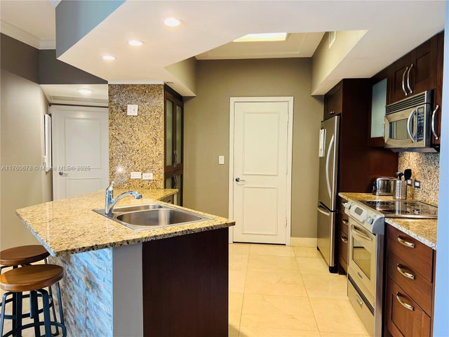 5 of 27 - 20000 E Country Club Dr 806, Aventura, FL