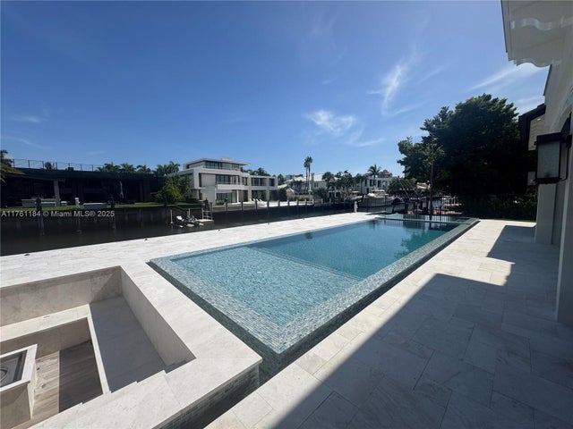 4 of 37 - 2605 Castilla Isle, Fort Lauderdale, FL