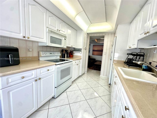 3 of 15 - 18071 Biscayne Blvd 604, Aventura, FL