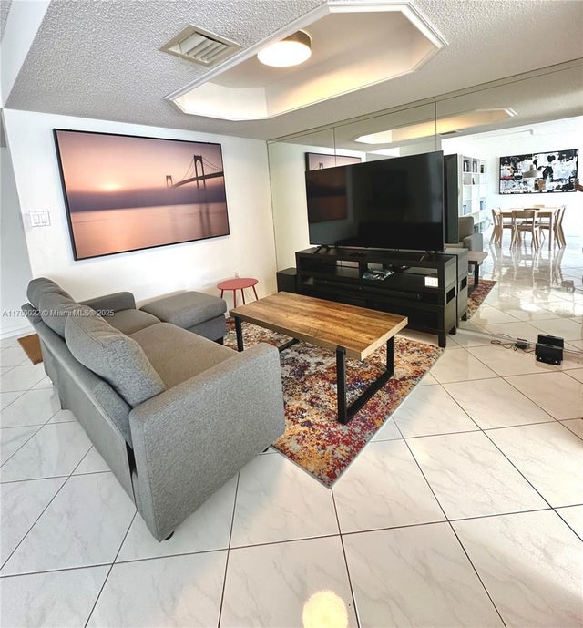 4 of 15 - 18071 Biscayne Blvd 604, Aventura, FL
