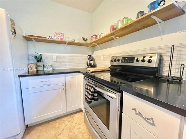 5 of 8 - 4630 Ne 5th Ter, Oakland Park, FL
