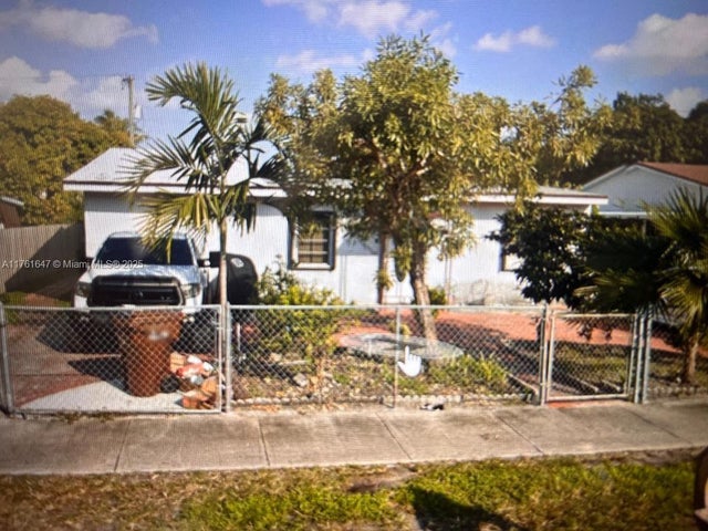 2 of 9 - 625 E 28th St, Hialeah, FL