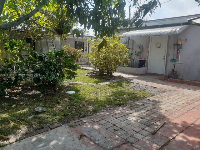 3 of 9 - 625 E 28th St, Hialeah, FL