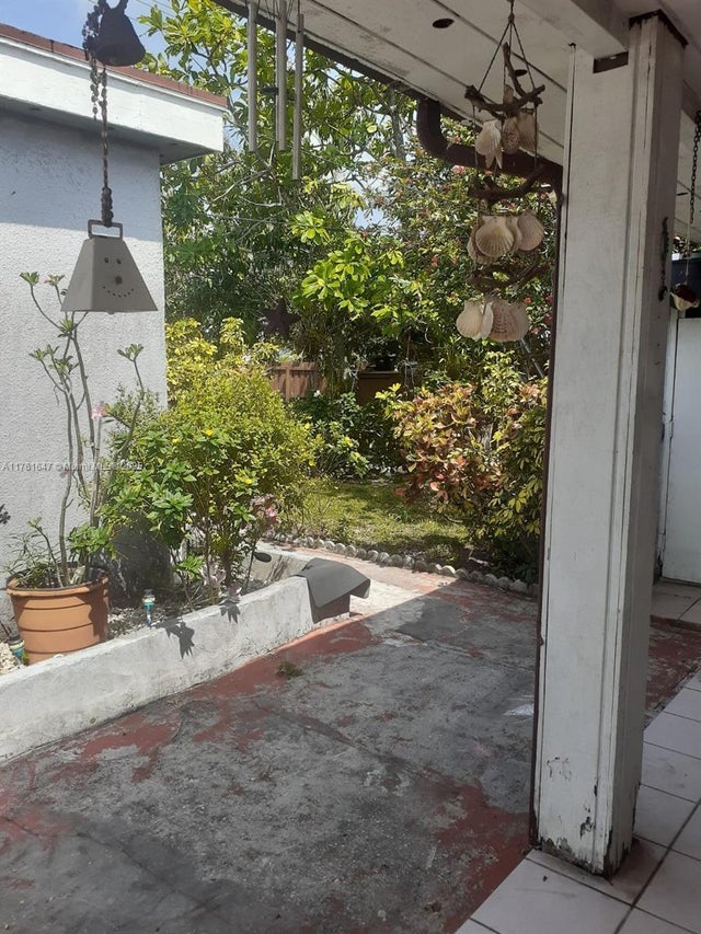 5 of 9 - 625 E 28th St, Hialeah, FL