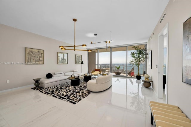 1 of 39 - 300 Biscayne Blvd Way 3903, Miami, FL
